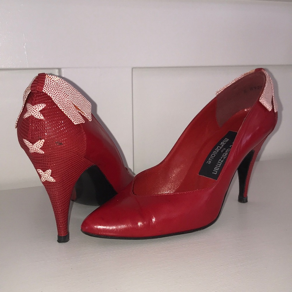 Vintage Stuart weitzman red pumps with bows !🍒